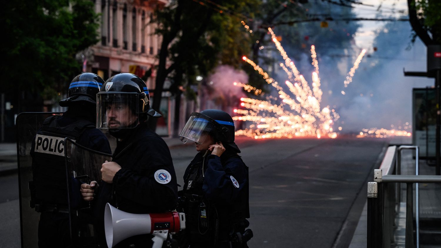 Festivités du 14-Juillet : les renseignements craignent une nouvelle utilisation massive de mortiers d'artifices contre les forces de l'ordre