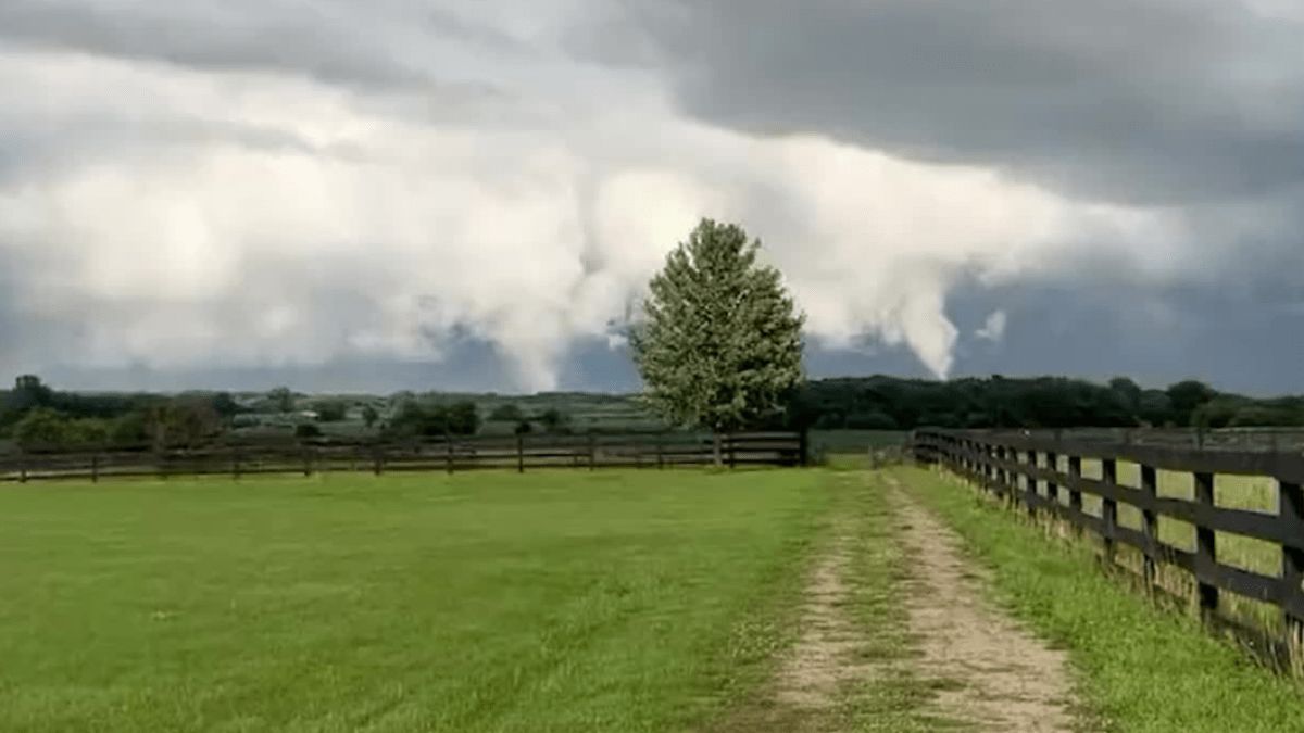 Video shows 2 tornadoes forming at same time over Elgin area