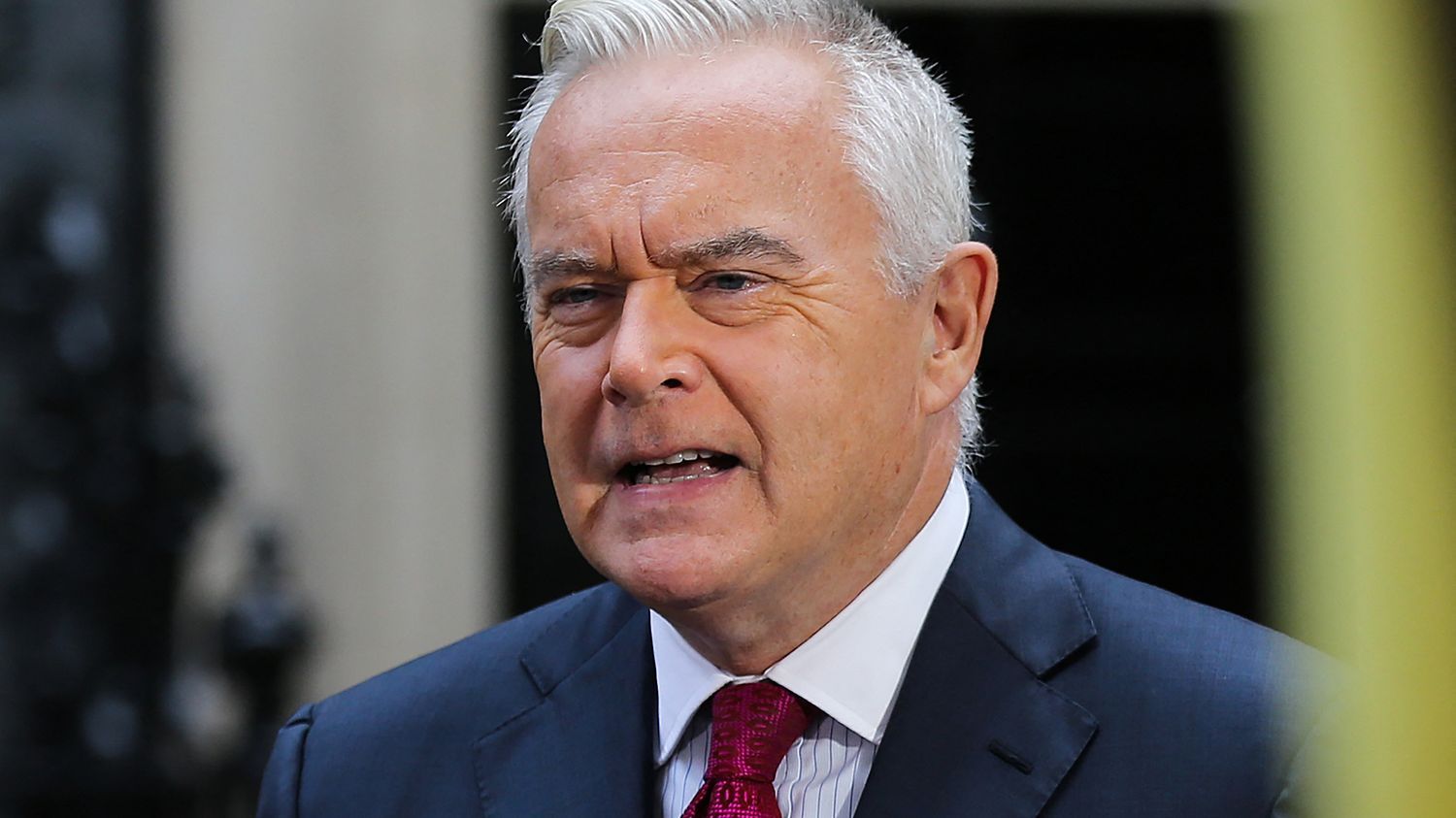 Scandale sexuel à la BBC : qui est Huw Edwards, le présentateur vedette accusé de pédopornographie ?