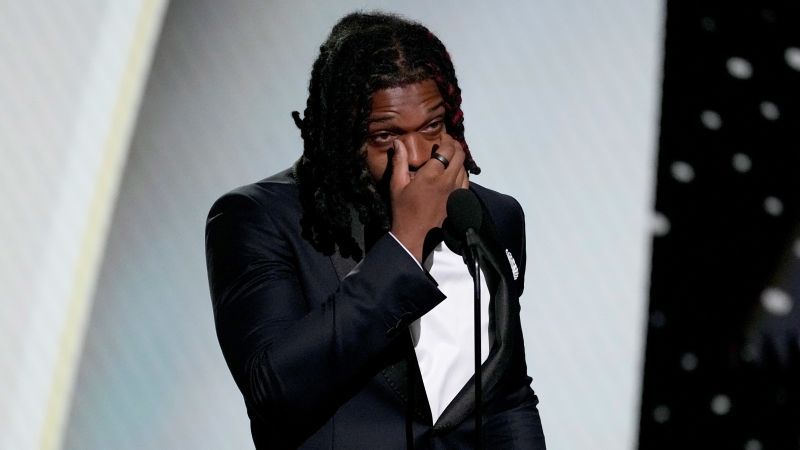 Damar Hamlin is overcome with emotion at ESPY Awards while presenting service award to Buffalo Bills training staff