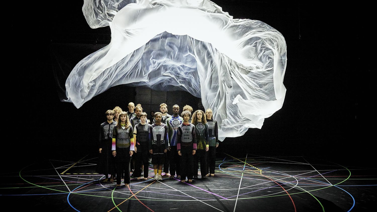 Festival d’Avignon 2023 : Anne Teresa De Keersmaeker défie la gravité avec une danse marchée dans "Exit Above"