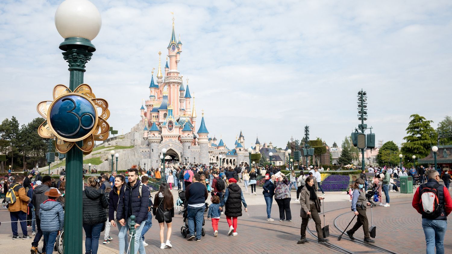 Disneyland Paris : pourquoi les nouveaux tarifs des pass annuels provoquent la colère des fans