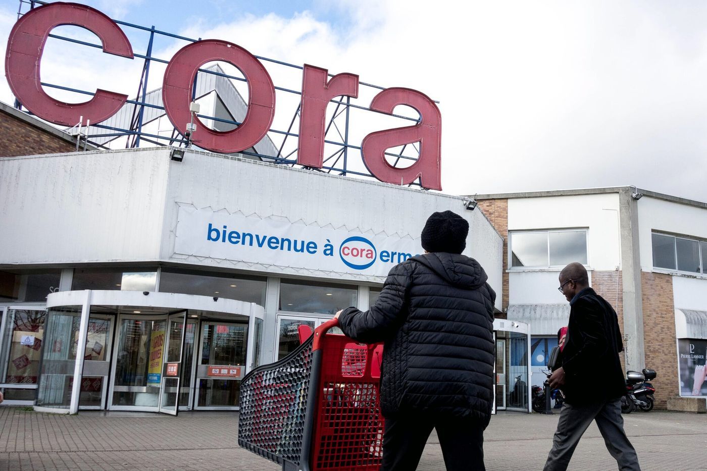 Carrefour rachète Cora et Match et affirme " consolider son leadership "