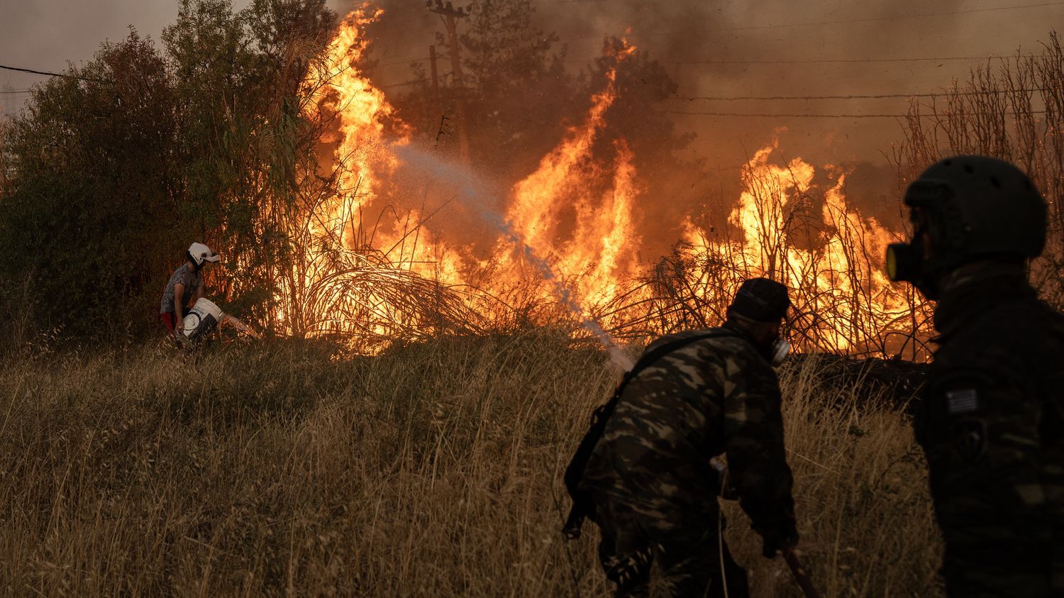 Incendies près d'Athènes : pourquoi les autorités grecques font l'objet de critiques