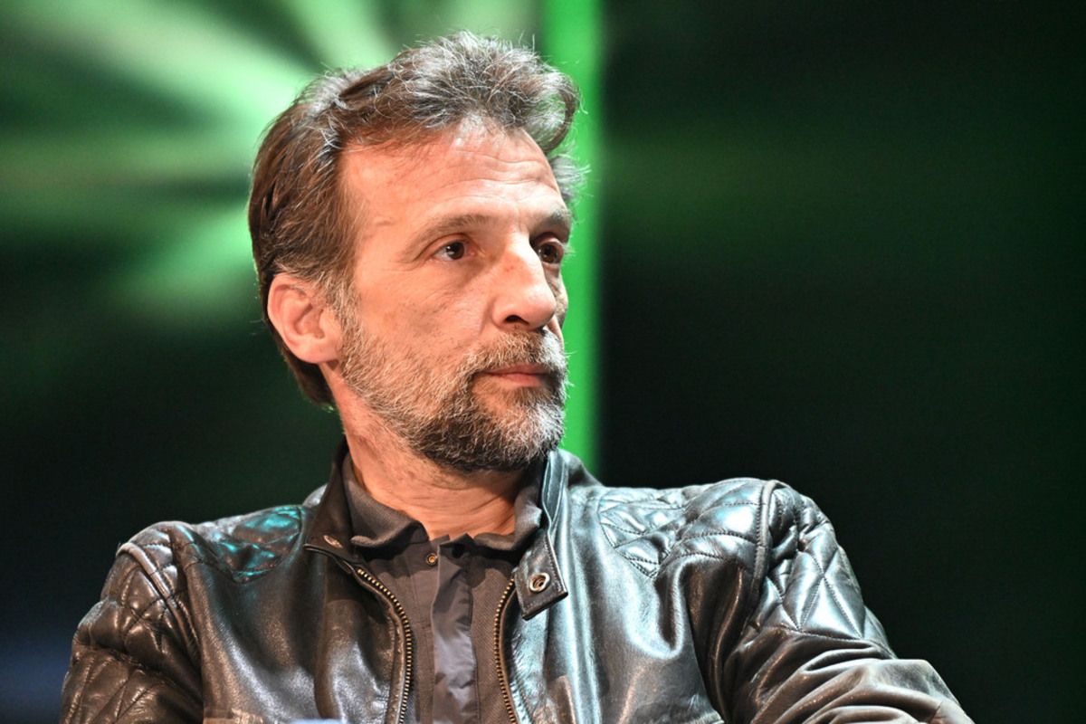 Mathieu Kassovitz : fauteuil roulant et broches apparentes, son apparition après son grave accident de moto