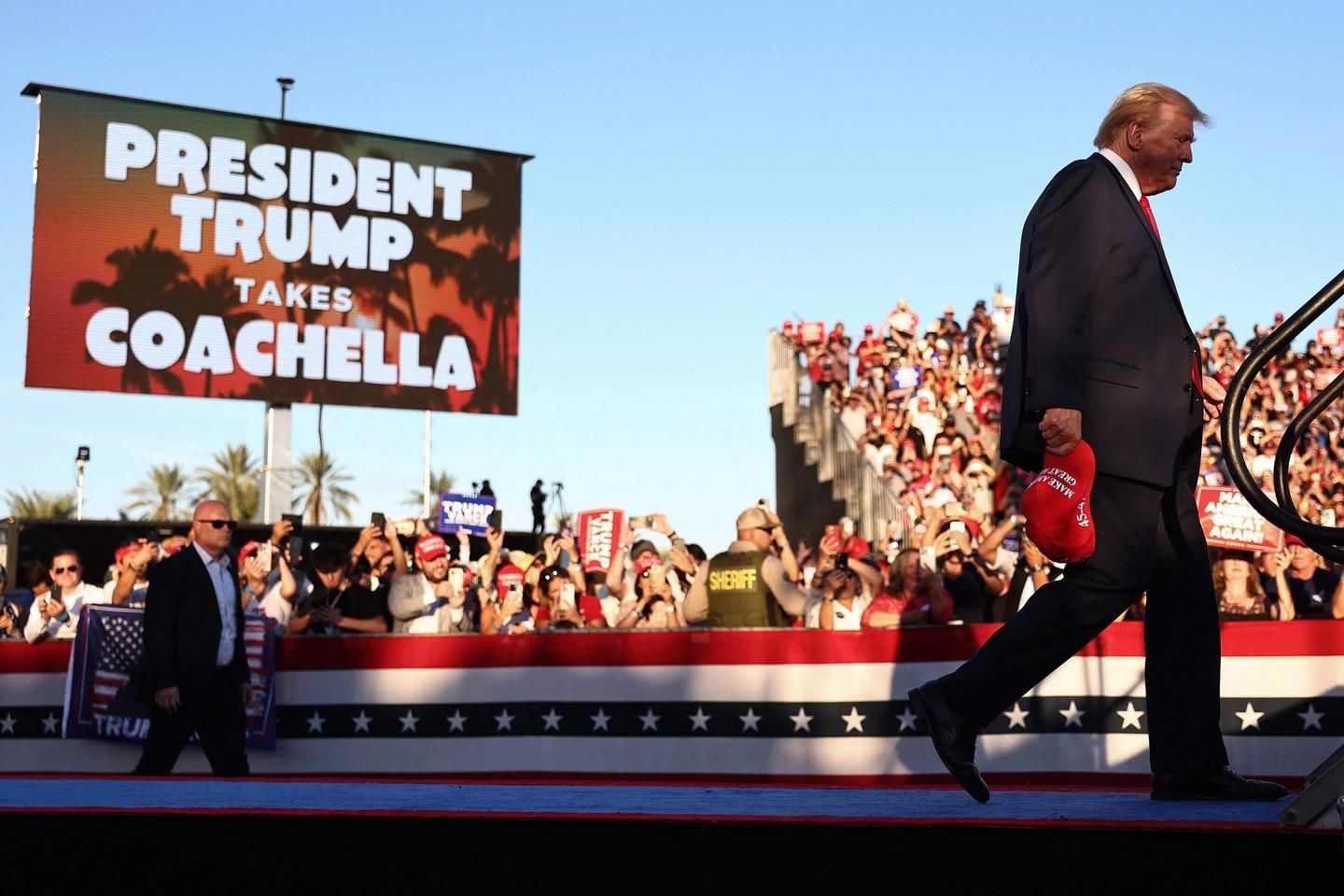 Etats-Unis : un homme arrêté avec des armes en marge d’un meeting de Donald Trump en Californie