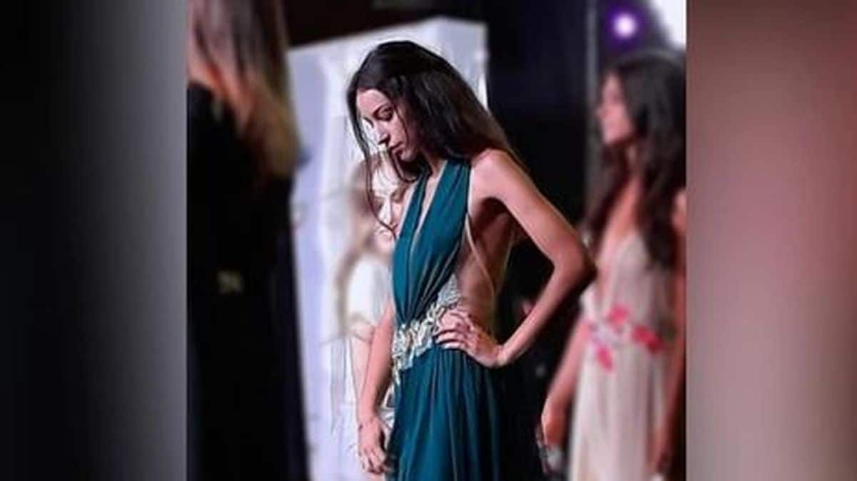 Cette jeune femme de 18 ans en finale de " Miss Italie " soulève l’ourlet de sa robe les gens se sont figés