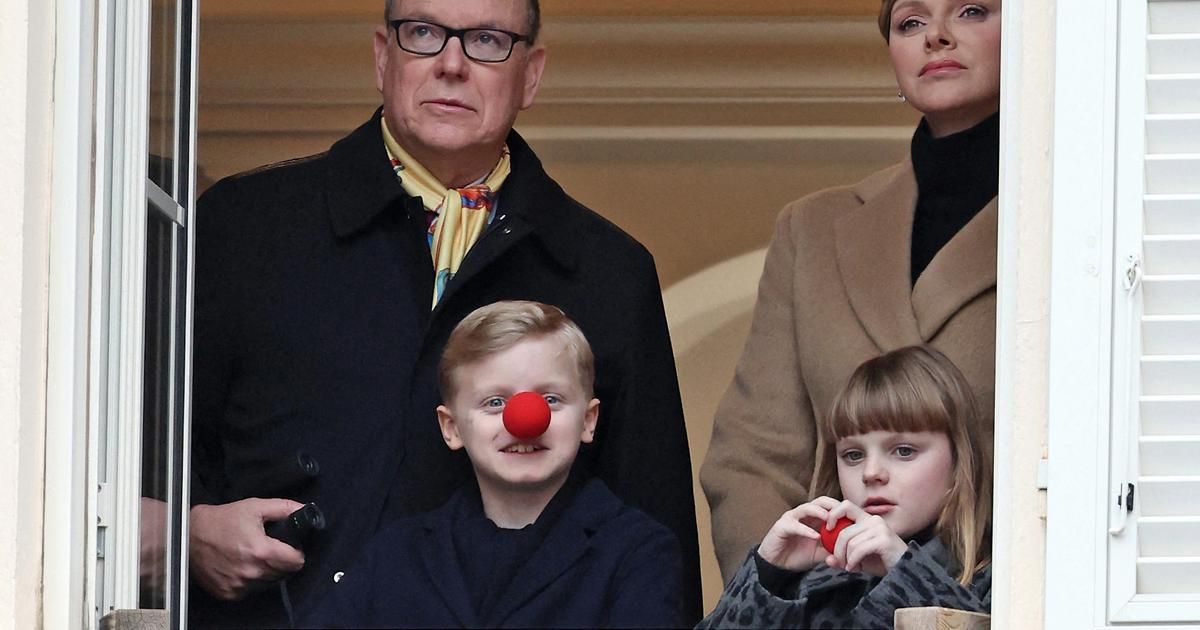 Nez de clown et sourire heureux : en photos, Jacques de Monaco très à l’aise parmi les éléphants