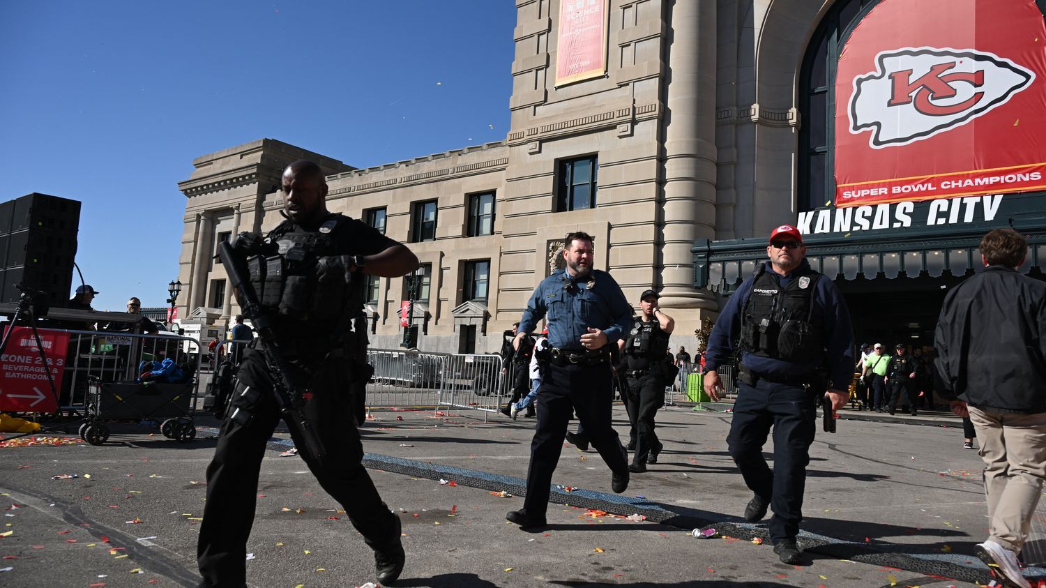 Etats-Unis : des tirs font au moins un mort et une dizaine de blessés à Kansas City, lors de la parade du Super Bowl