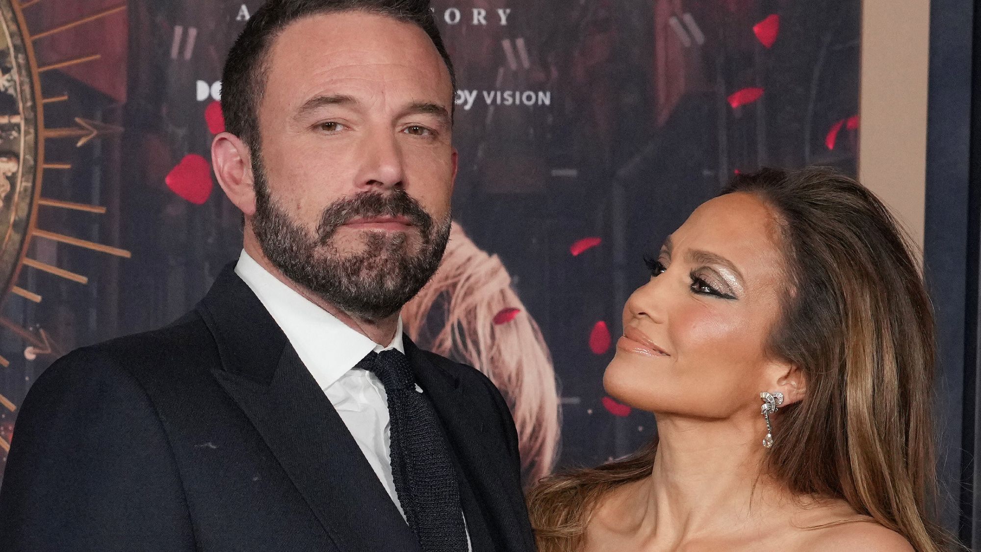 JLo, radieuse au bras de Ben Affleck, en robe décolletée et transparente pour la Saint-Valentin