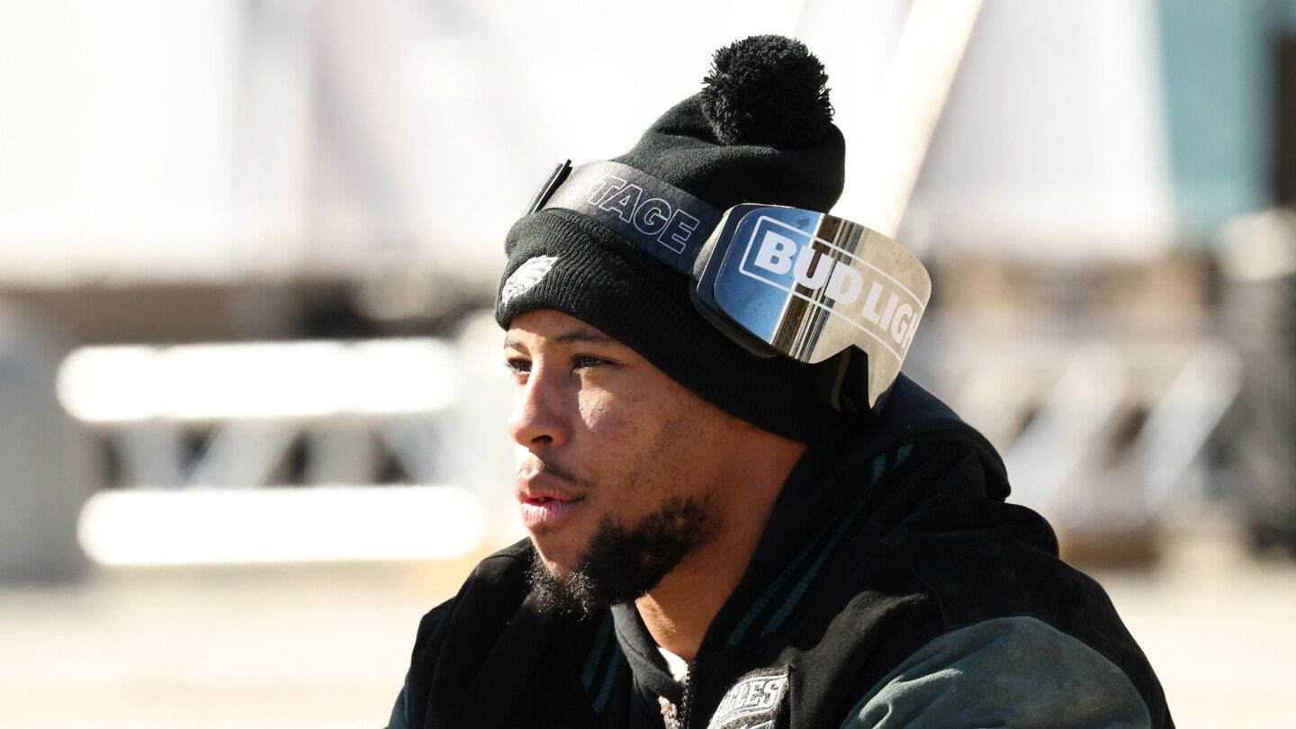 Saquon Barkley spotted Eagles' ball boy in crowd, brought him along to join parade