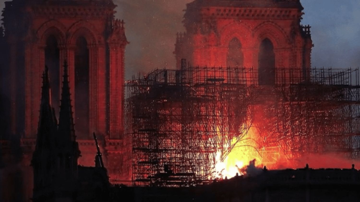 Incendie de Notre-Dame de Paris : cinq ans après, le mystère plane toujours sur l’origine du feu