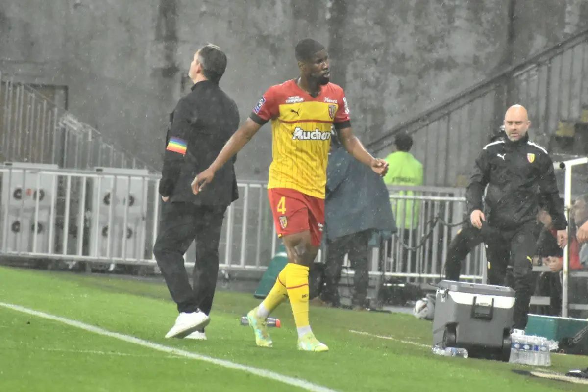 Kevin Danso présente ses excuses après son exclusion face à Reims