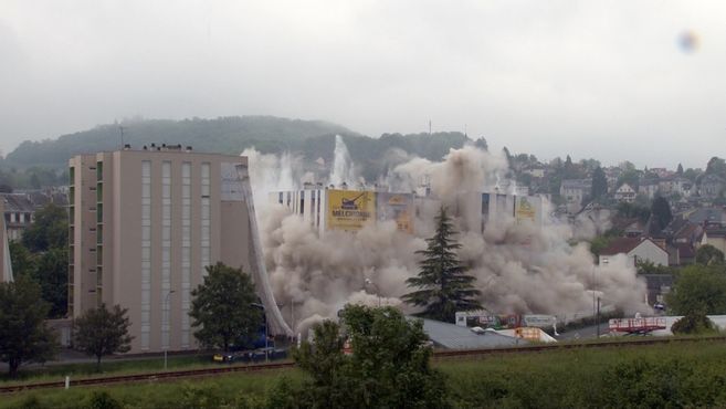 Revivez en vidéo l'effondrement de la tour HLM n°12 de Brésard à Guéret