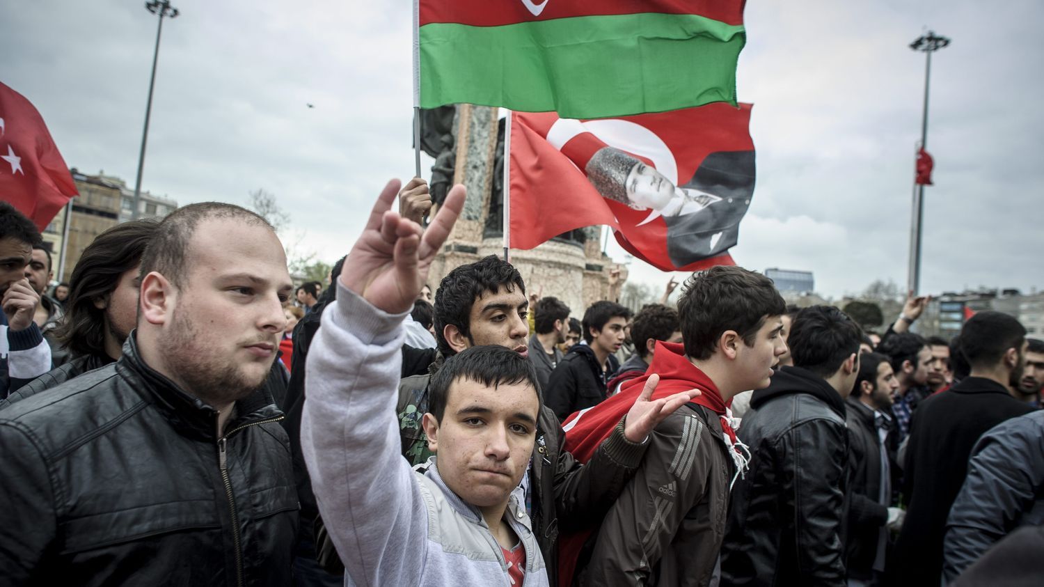 les Loups gris, ces ultranationalistes qui veulent "maintenir Erdogan au pouvoir"