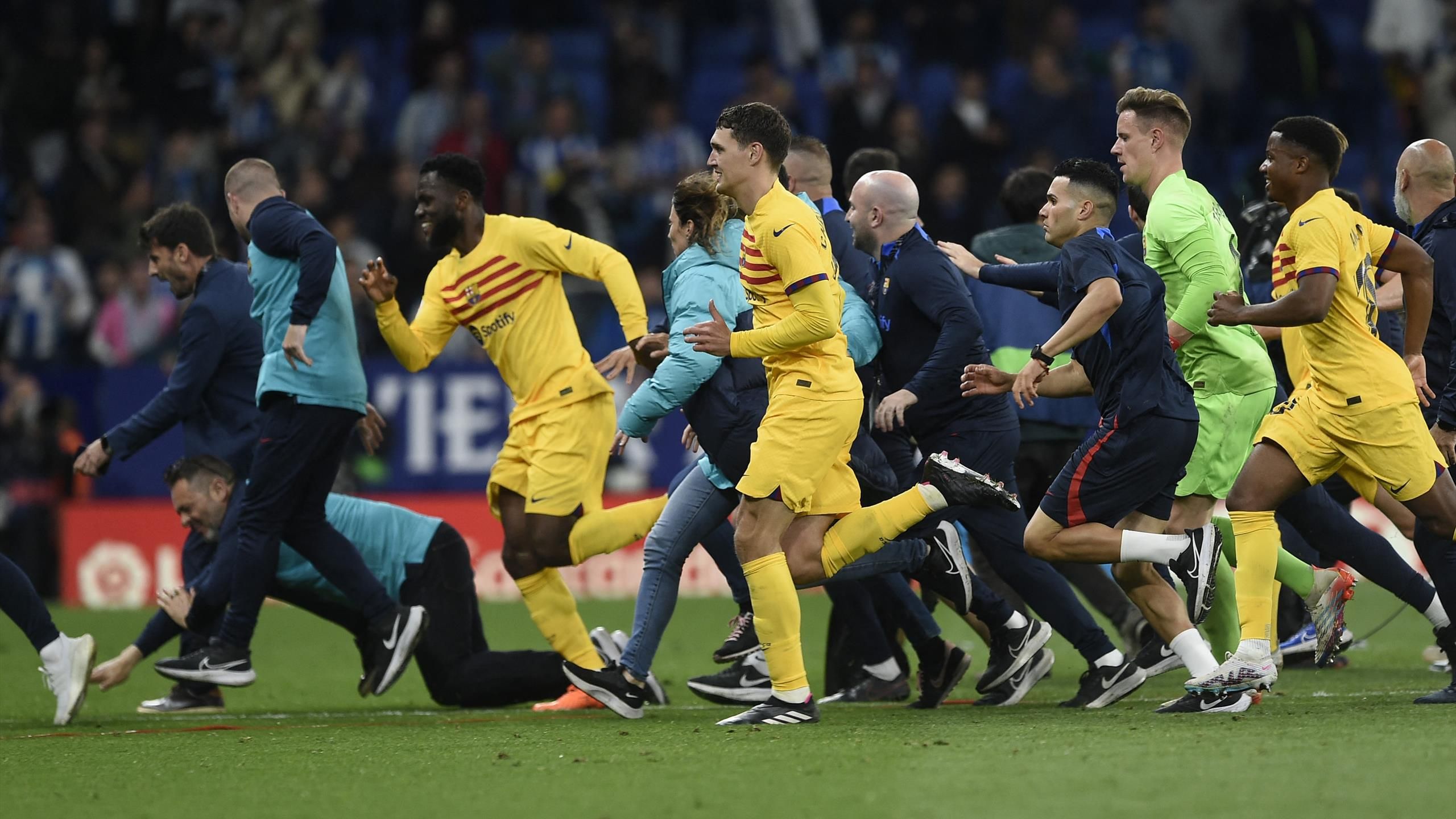 Vidéo - Champions d'Espagne 2023, les joueurs du FC Barcelone chassés de la pelouse par les supporters de l'Espanyol