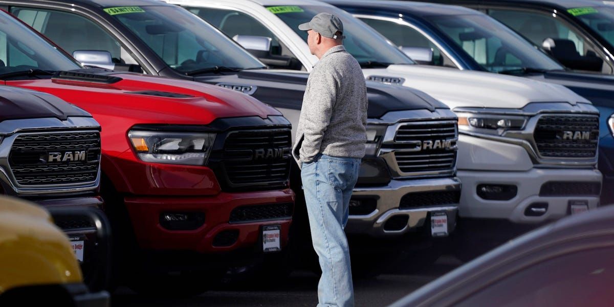 Car Buyers Could Win in Automakers' and Dealers' Game of Chicken