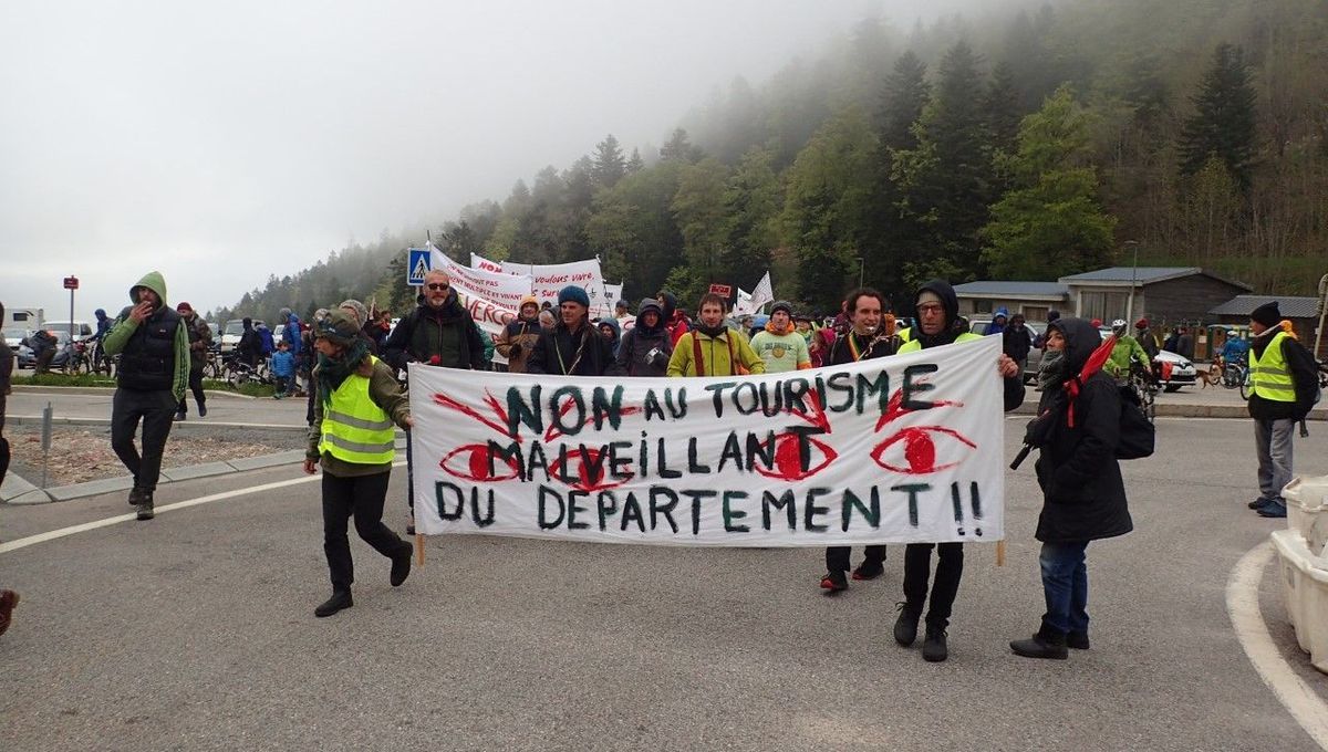 Vercors : une centaine de manifestants contre le tourisme motorisé de masse