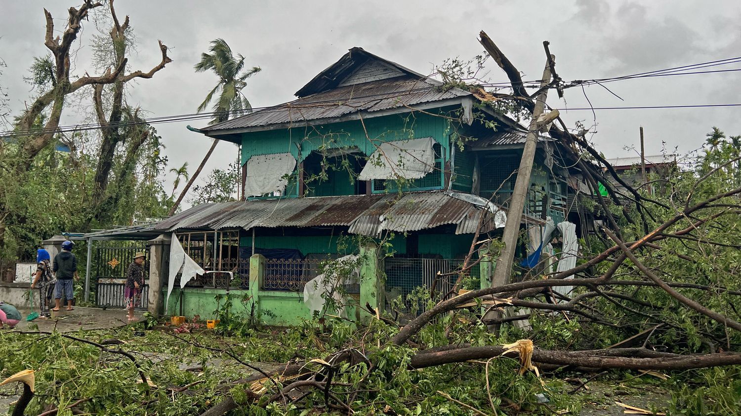 En images Habitants évacués, maisons emportées, rues inondées... Le cyclone Mocha balaie le Bangladesh et la Birmanie