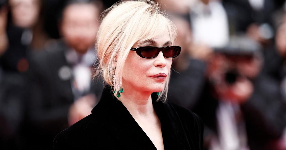 Emmanuelle Béart mystérieuse dans un long manteau de velours noir sur le tapis rouge du Festival de Cannes