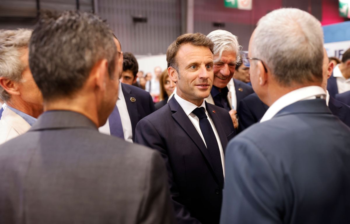 Emmanuel Macron finance davantage l'intelligence artificielle et veut défendre " ceux qui font de l'argent "