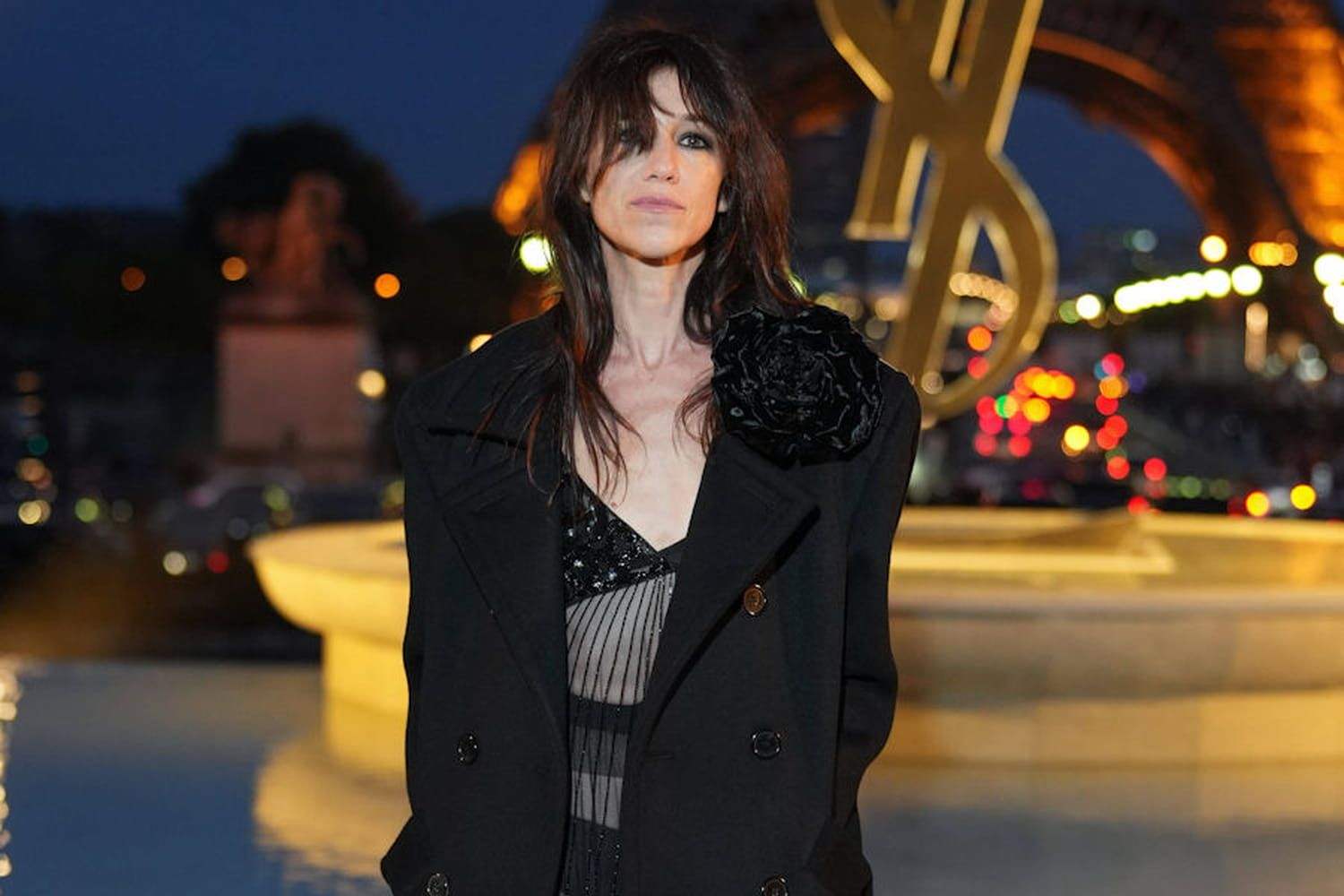 Charlotte Gainsbourg attire tous les regards avec ce drôle de détail qui twiste complètement sa tenue