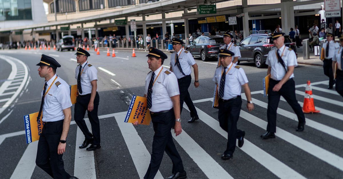 U.S. House panel votes to raise commercial pilot retirement age to 67