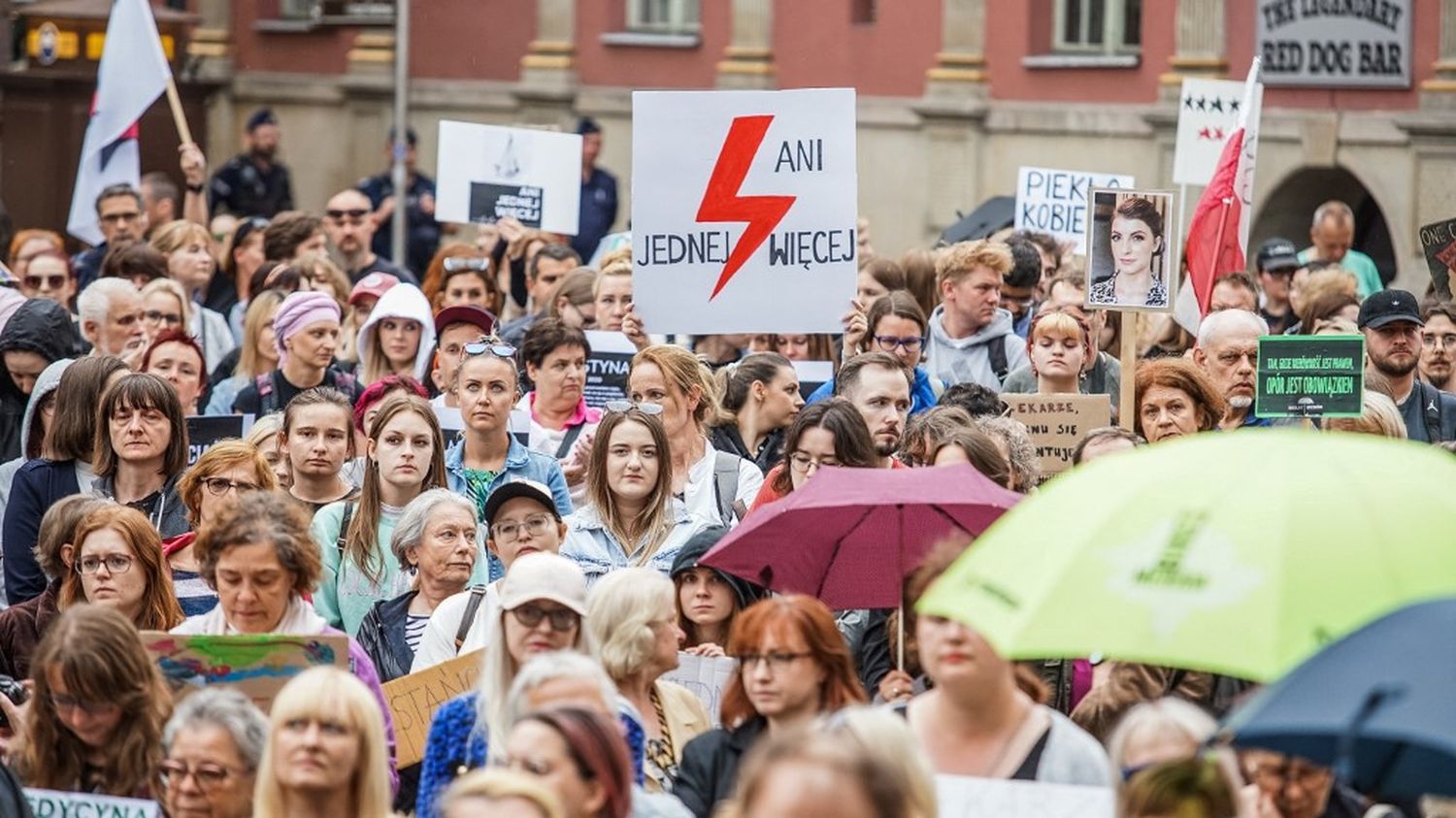 Loi anti-IVG : des milliers de Polonaises manifestent après la mort d'une femme qui n'a pas pu avorter