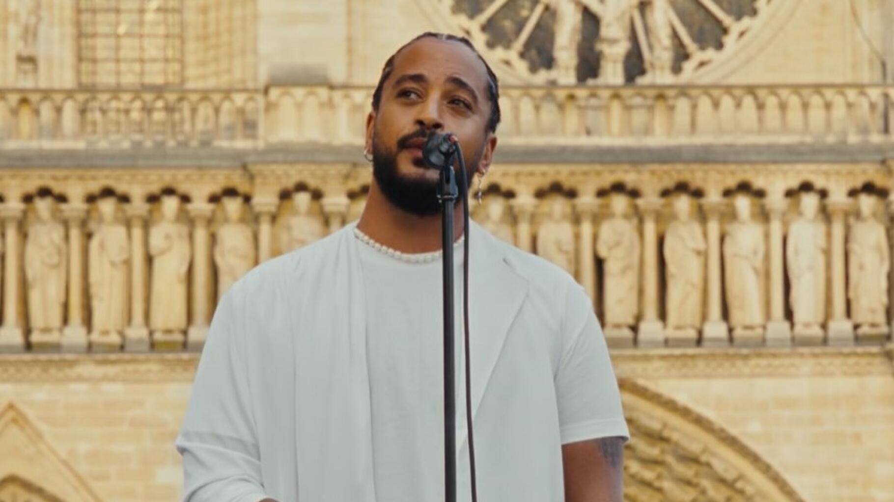 Slimane dévoile le clip de " Résister " dans lequel il surprend des passants devant Notre-Dame