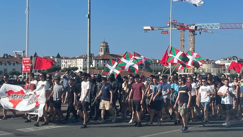 14 Juillet : Tags, drapeaux basques, nouvelle manifestation des indépendantiste basques d'U14 à St-Jean-de-Luz