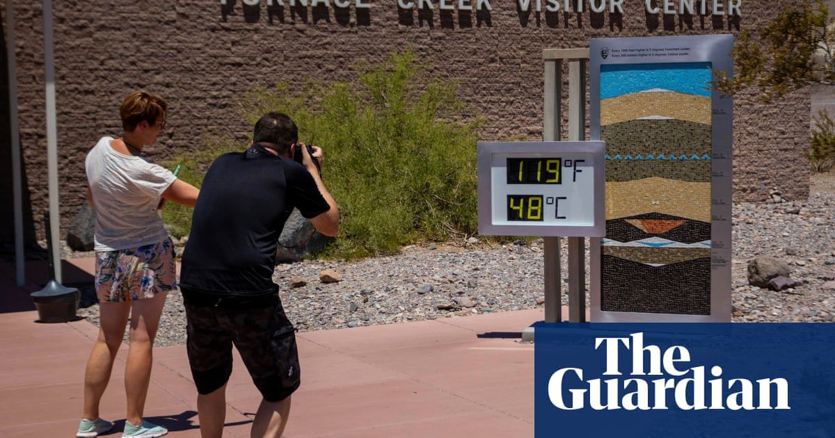 Death Valley threatens temperature records but tourists keep coming