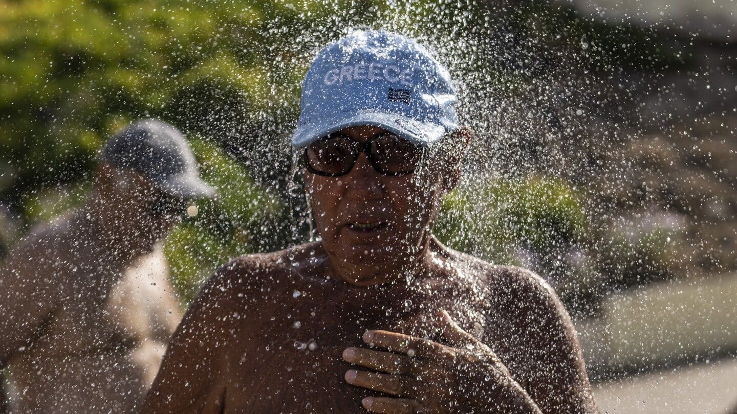 Acropolis' midday closure leaves many tourists in the lurch as a heat wave lashes southern Europe