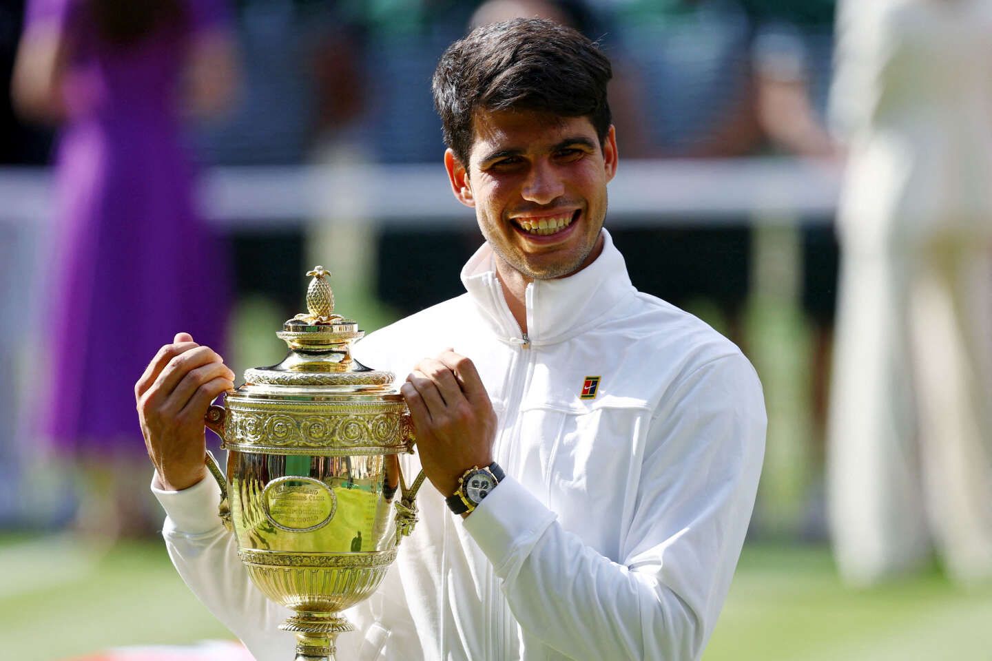 Carlos Alcaraz surclasse Novak Djokovic et décroche son deuxième titre à Wimbledon