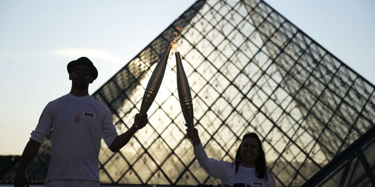 En direct, flamme olympique à Paris : le relais a traversé le musée du Louvre avant sa dernière étape vers l’Hôtel de Ville