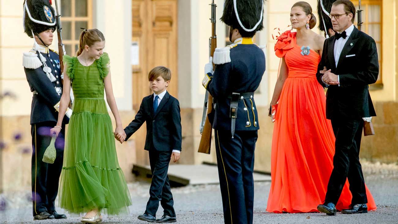 La princesse Estelle porte une robe en tulle H&M de la princesse héritière Victoria pour célébrer le jubilé d'or de son grand-père