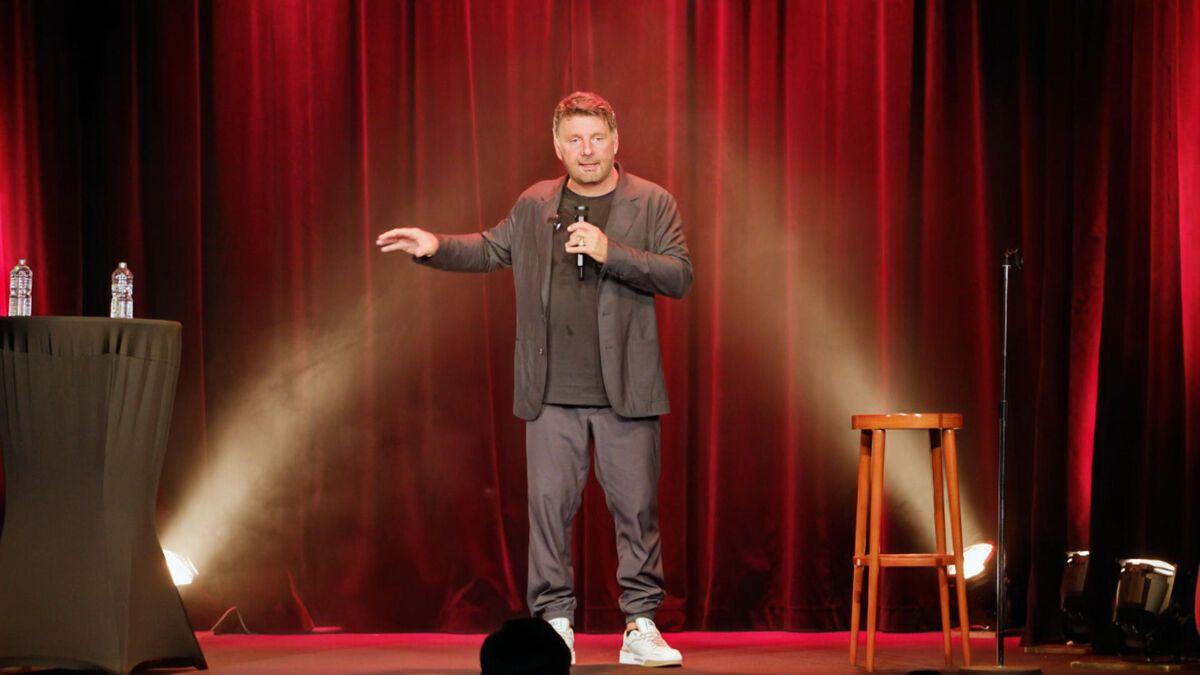 " Il ose être réac, c’est sympa " : Philippe Lellouche se lance dans le stand-up