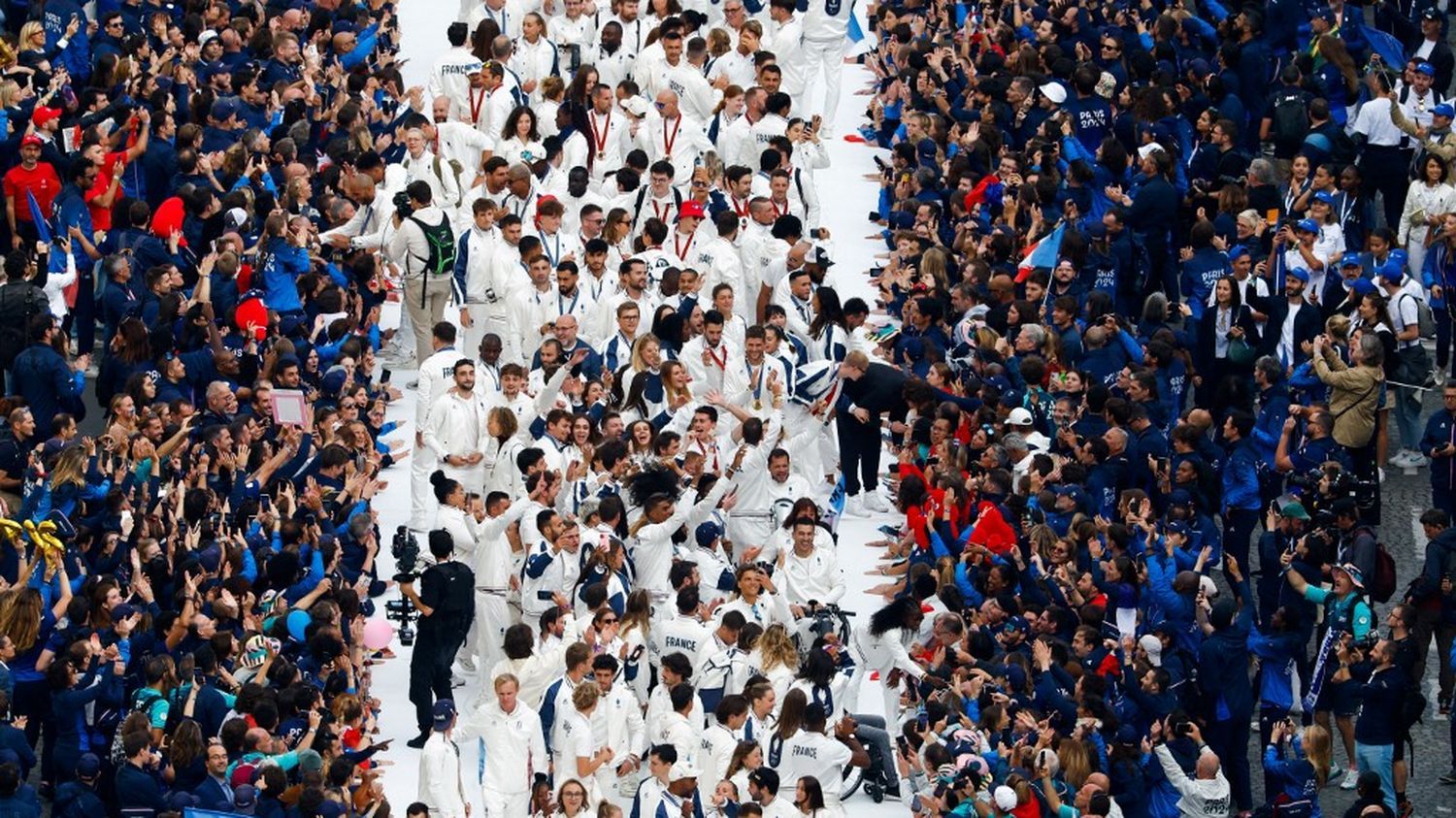 VIDEOS. Les 10 séquences à retenir de la parade des athlètes olympiques et paralympiques français sur les Champs-Elysées