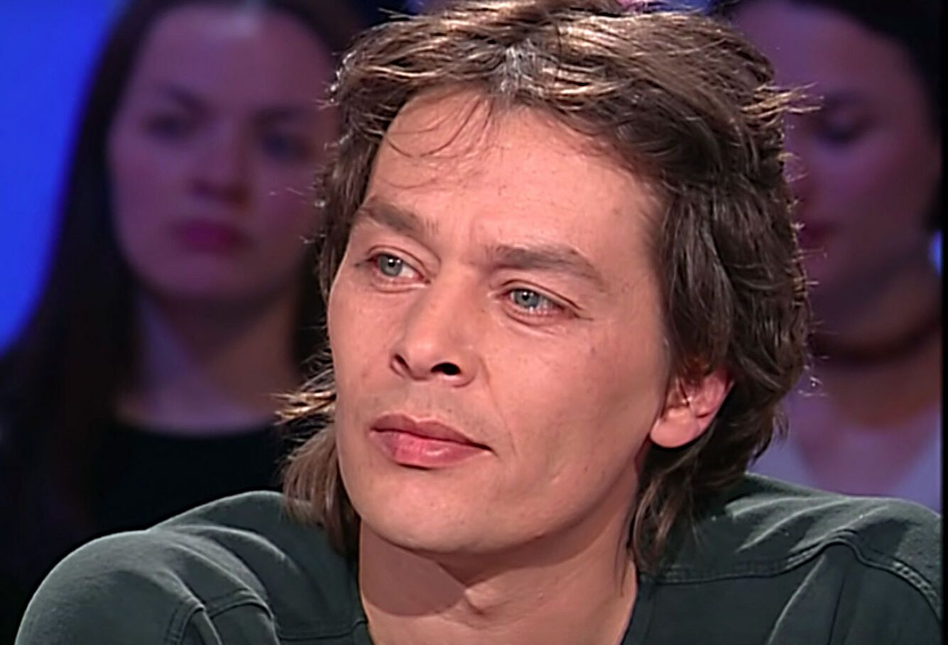 “Ma conviction est que…” : le biographe d’Alain Delon assume sa vérité sur Ari Boulogne