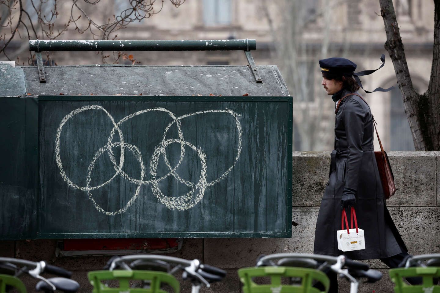 Jeux olympiques de Paris 2024 : la colère des bouquinistes ne faiblit pas