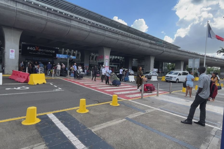 Emmanuel Macron accepte de rebaptiser l'aéroport Pôle Caraïbes de Guadeloupe "aéroport Maryse Condé"