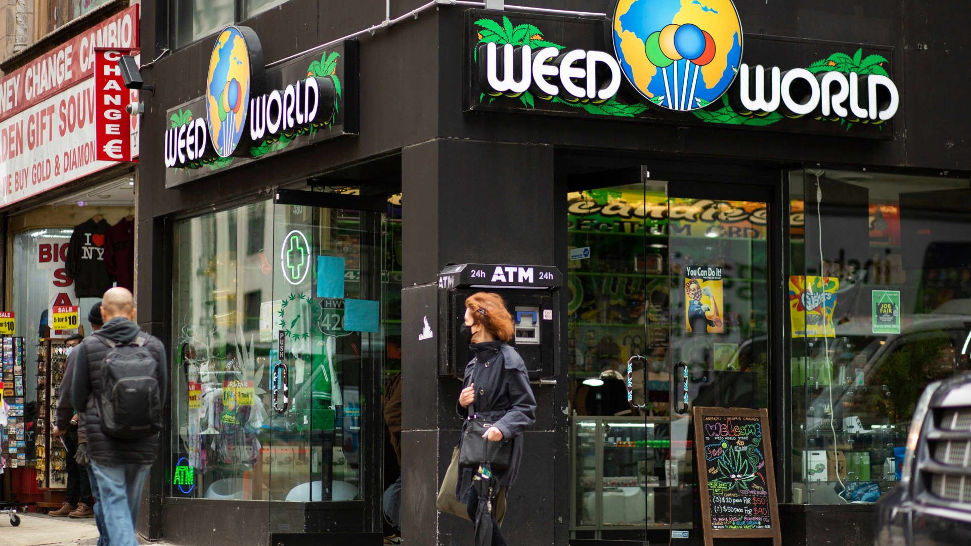 Unlicensed shops hold New York metro back from being weed capital