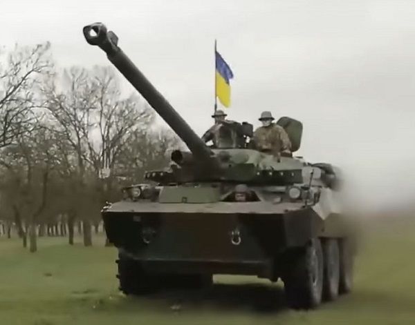 La France va livrer à l'Ukraine "plusieurs dizaines" de blindés, dont un nouveau lot de chars légers AMX-10RC