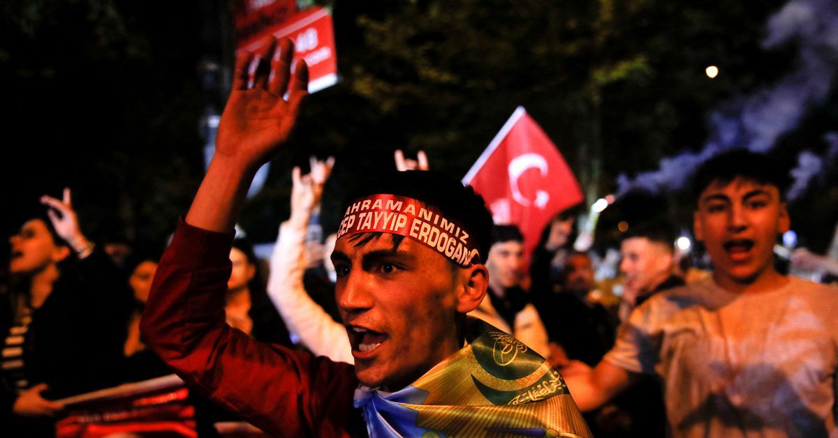 Turkey faces election runoff, Erdogan seen with momentum