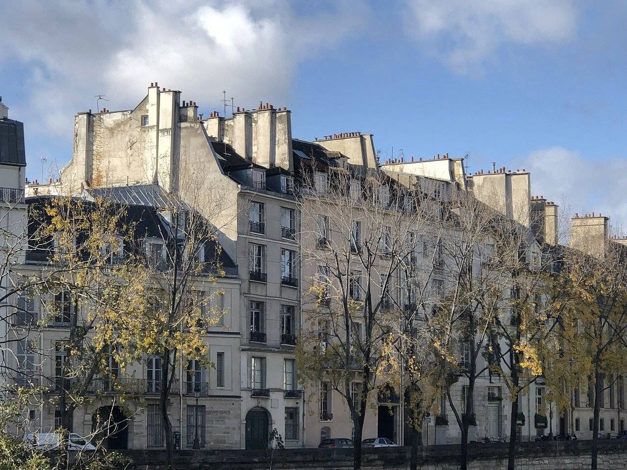 Immobilier : à Paris, le prix moyen du m² pourrait passer sous la barre des 10 000 euros cet été