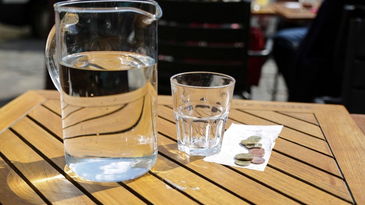 Un restaurateur a-t-il le droit de vous faire payer une carafe d'eau ?