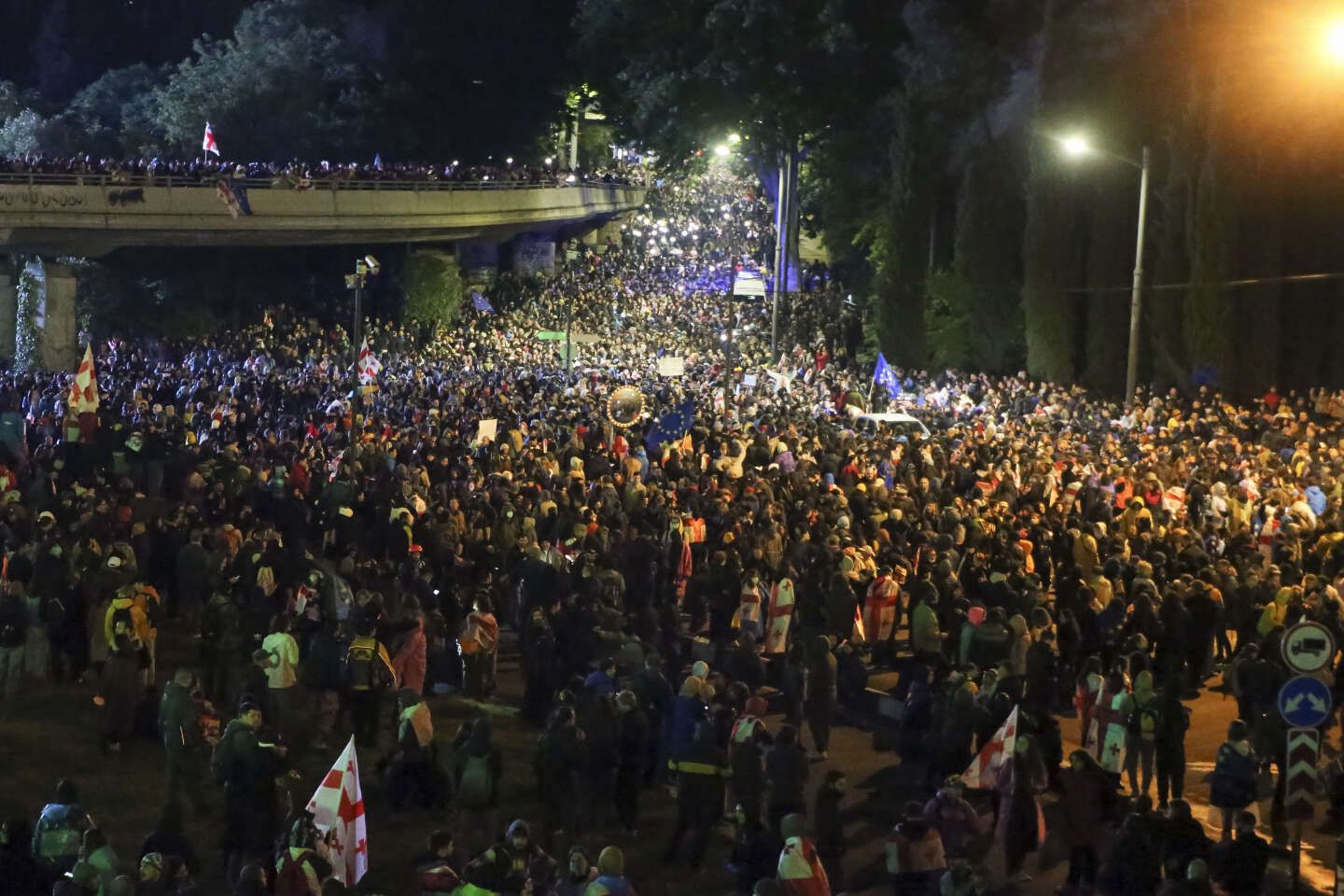 En Géorgie, des dizaines de milliers de manifestants défilent à nouveau dans les rues après le vote d’une loi décriée