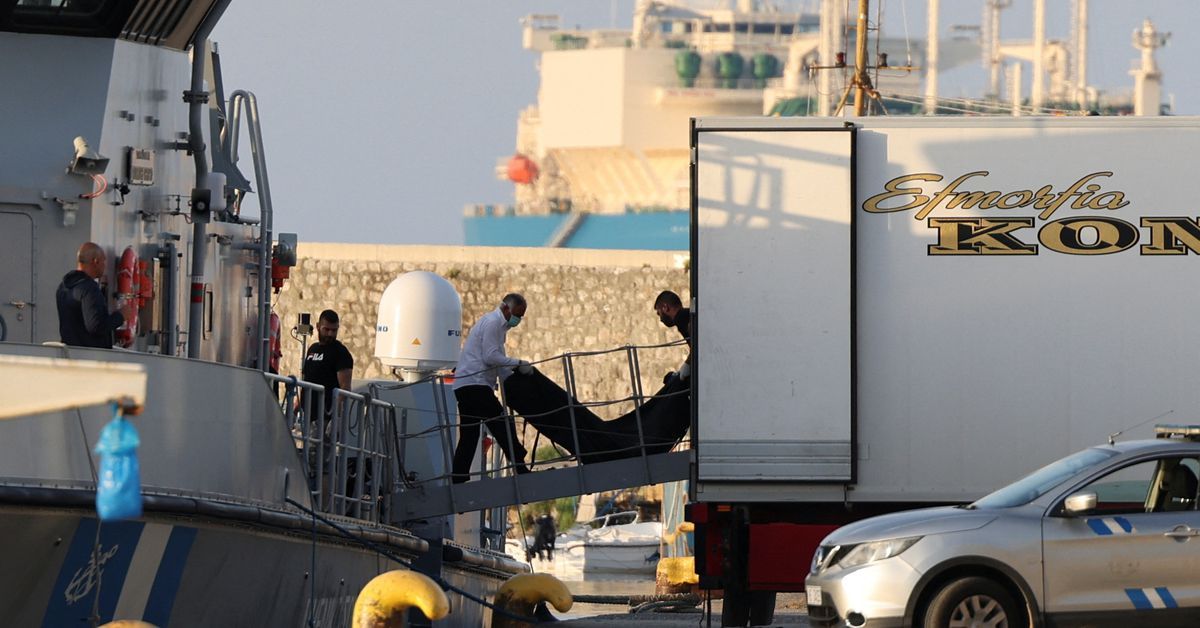 Greece scours shipwreck site; hundreds feared drowned in hold