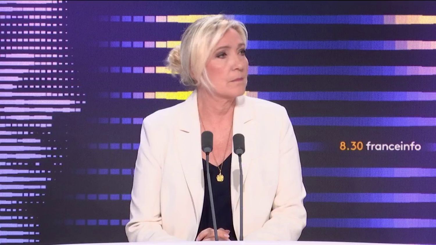 Marine Le Pen accuse Emmanuel Macron de "se mêler de ce qui ne le regarde pas"