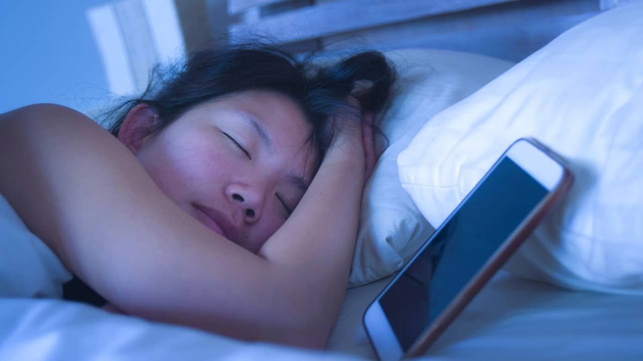 Est-ce réellement dangereux de dormir avec son téléphone près de la tête ?