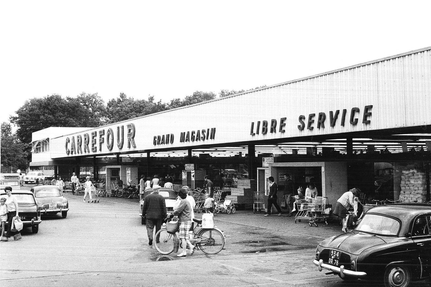 Le premier hypermarché français a 60 ans, un modèle en question